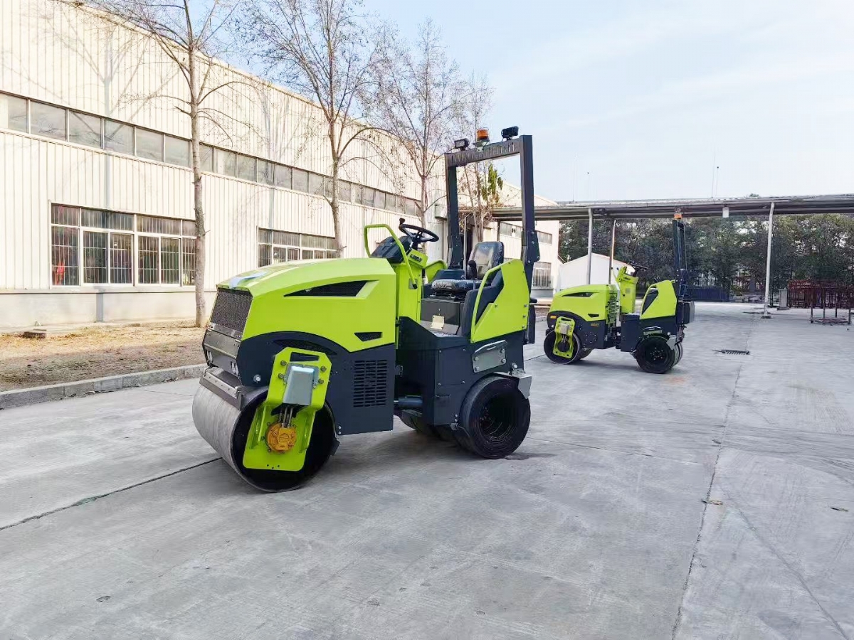 山東思拓瑞克公司8臺雙輪鋼膠輪座駕壓路機出口德國法蘭克福市